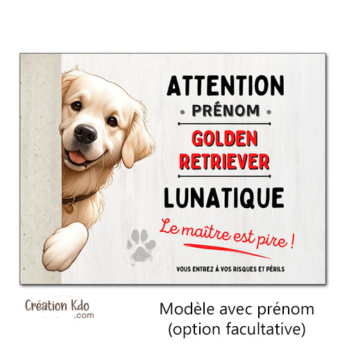 Plaque Attention Golden Retriever lunatique Panneau version chien qui regarde sur le côté