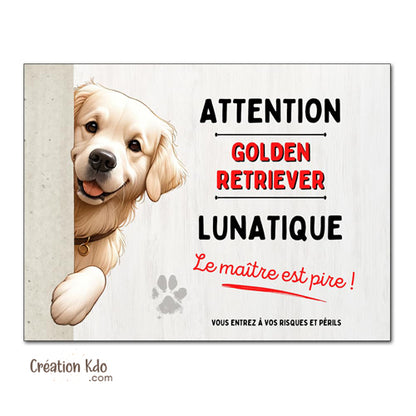 Plaque Attention Golden Retriever lunatique Panneau version chien qui regarde sur le côté