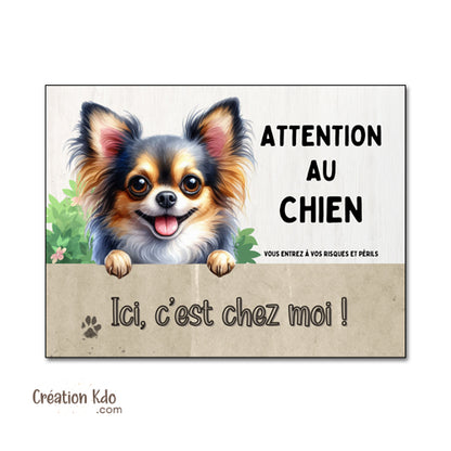 Plaque Attention au Chien Chihuahua Ici, c'est chez moi ! Panneau pelage tricolore poils longs