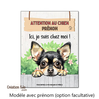 Plaque Attention au Chien Chihuahua Ici, je suis chez moi ! Panneau pelage tricolore poils courts