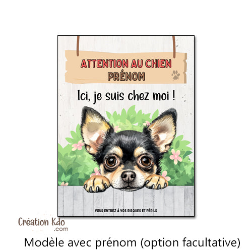 Plaque Attention au Chien Chihuahua Ici, je suis chez moi ! Panneau pelage tricolore poils courts