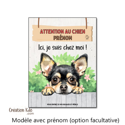 Plaque Attention au Chien Chihuahua Ici, je suis chez moi ! Panneau pelage tricolore poils courts