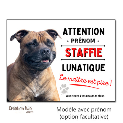 Plaque Attention Staffie lunatique le maître est pire Panneau chien (pelage fauve)