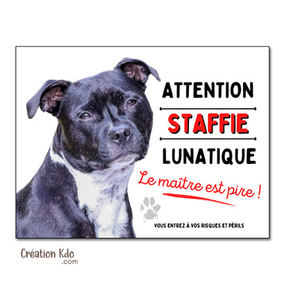 Plaque Attention Staffie lunatique le maître est pire Panneau chien