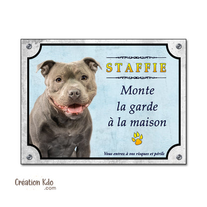 plaque staffie gris chien monte la garde panneau portail pancarte